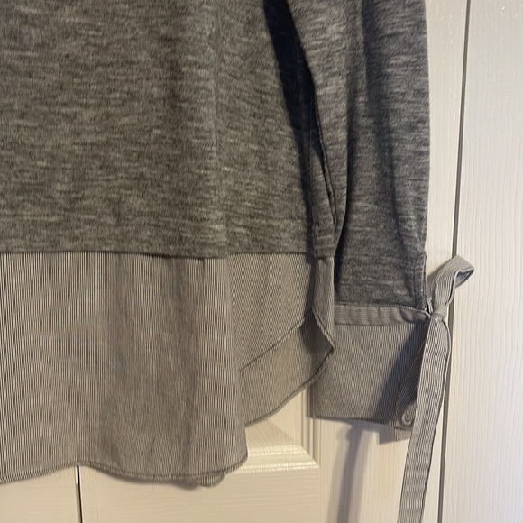 NWOT LOFT gray layered look shirt with tie cuff sleeves size XS - Picture 5 of 8